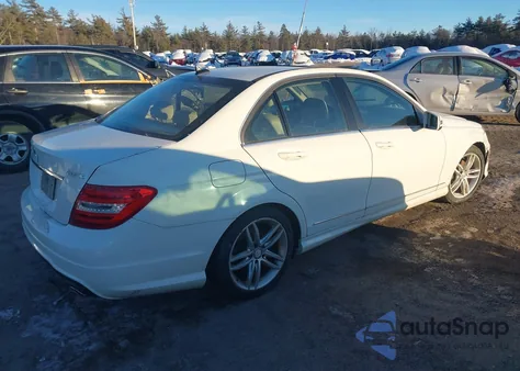 2012 Mercedes-Benz C 300 Sport 4Matic z USA, uszkodzony, nr VIN WDDGF8BB3CR199416